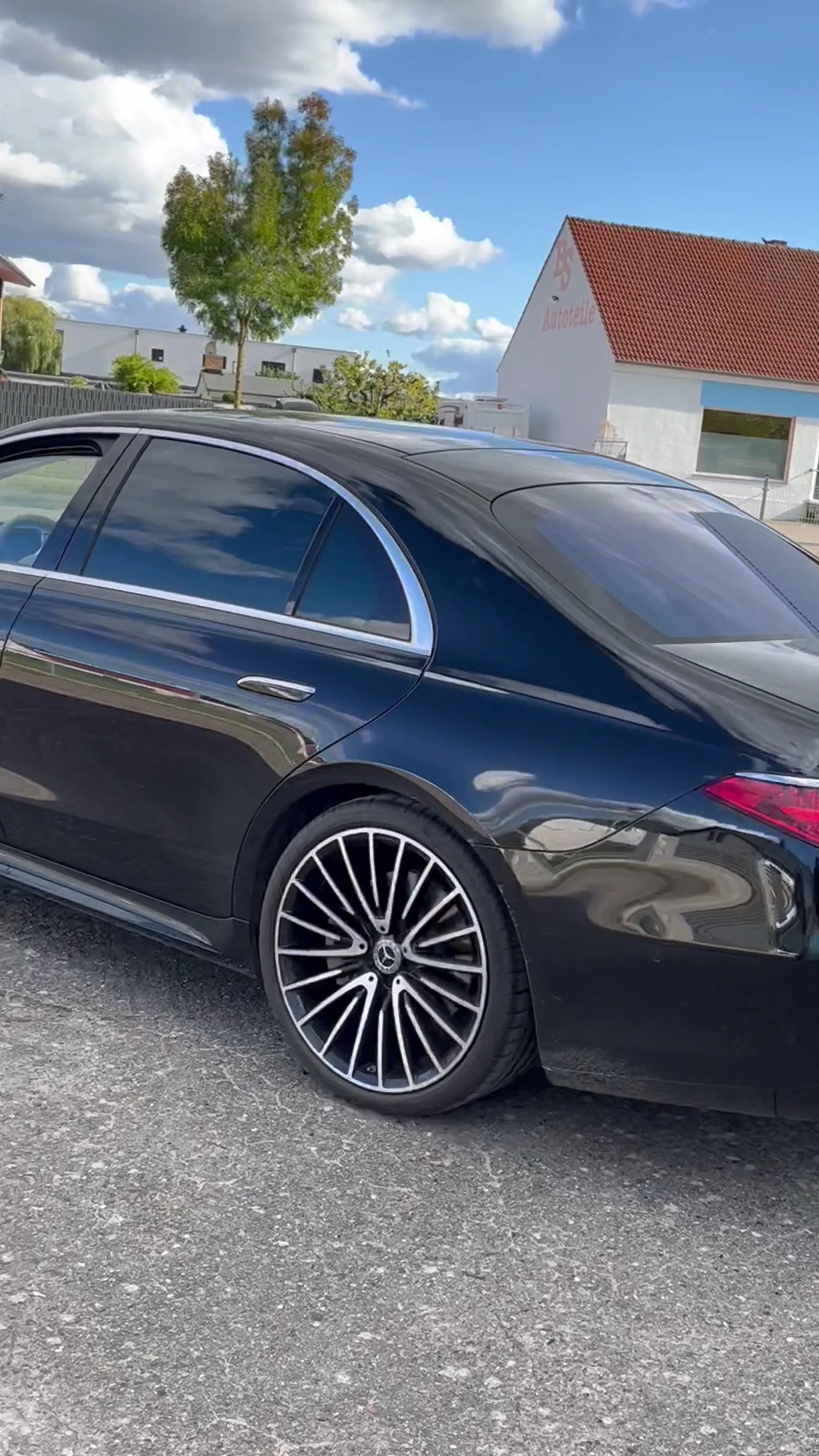 Mercedes mit frisch getönten Scheiben