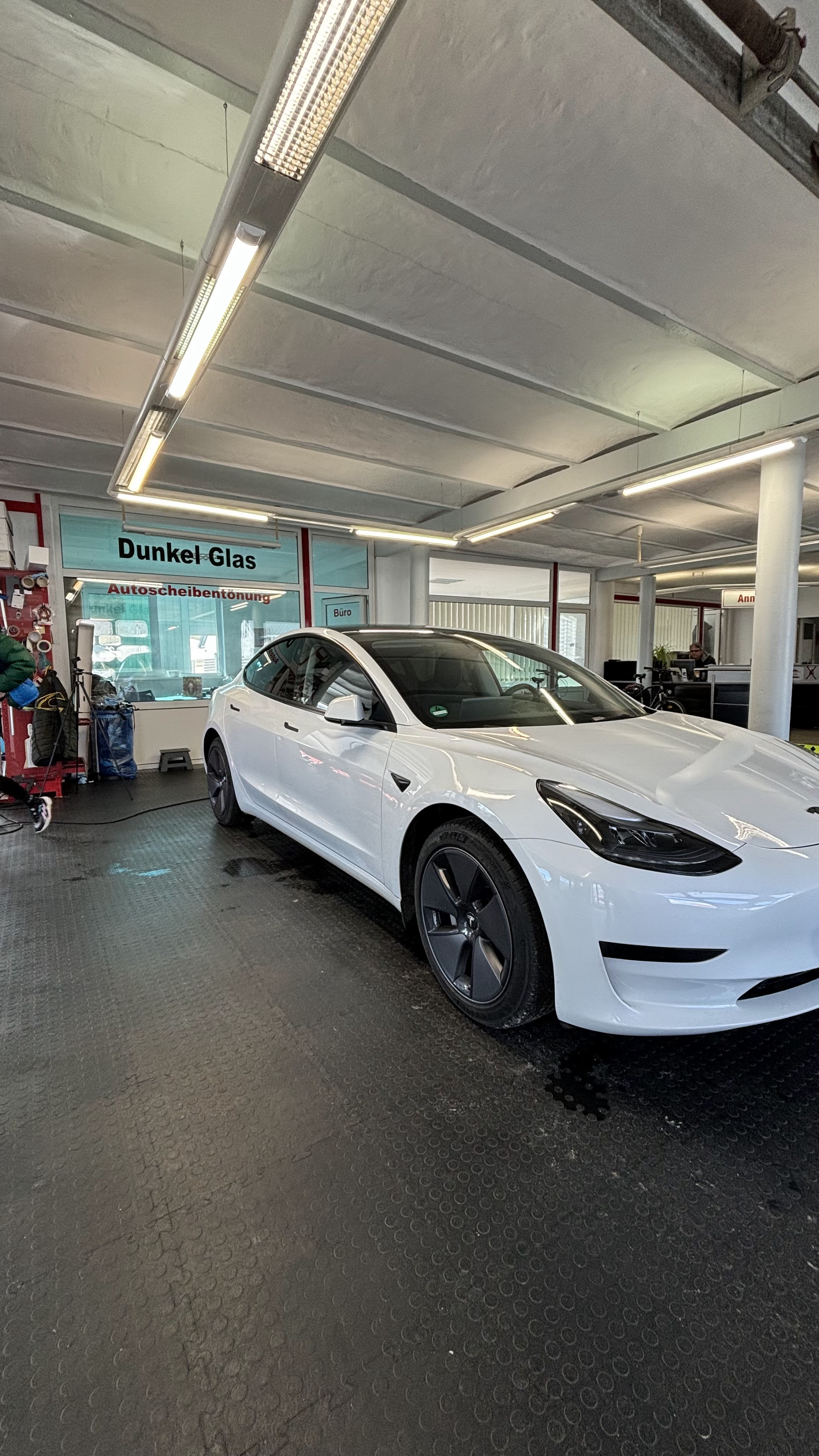 Dunkel Glas Werkstatt in Demmin mit getöntem Tesla Model 3