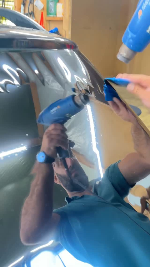 Arbeit an der Fahrzeugfolierung bei Dunkel Glas
